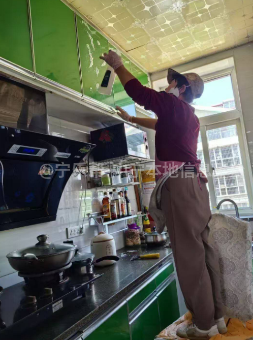 家政服务专业擦玻璃保洁清洗厨房