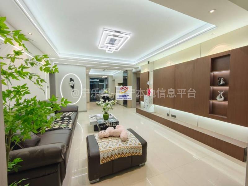 出售城东一楼，三室两厅，带菜园，精装拎包入住