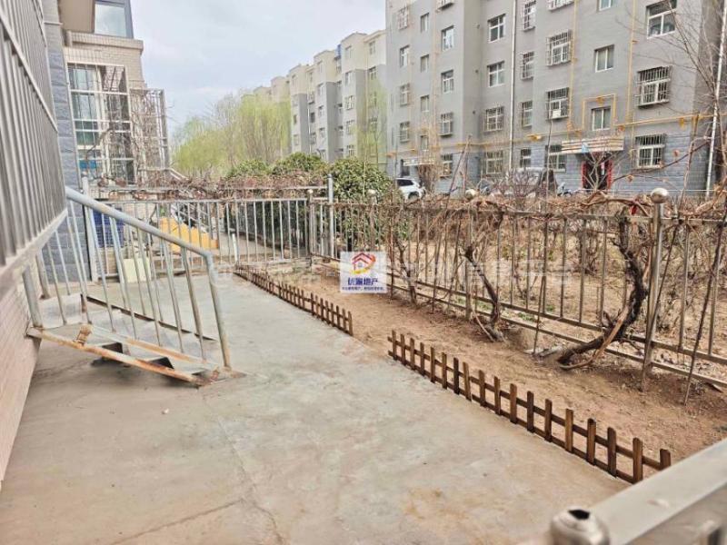 出售城东一楼，三室两厅，带菜园，精装拎包入住