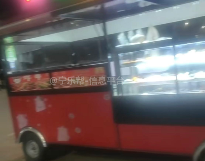 出售摆摊餐车。